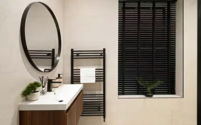 City Centre Apartment Sleeps 2 With Wifi