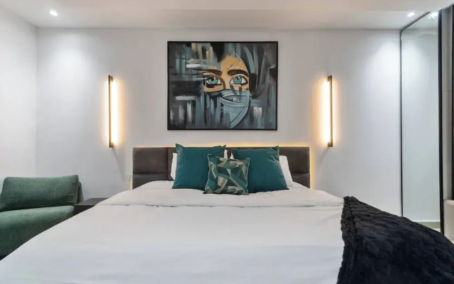 Chic Waterfront 2BR in Lekki Phase 1 - 5 Star Apt