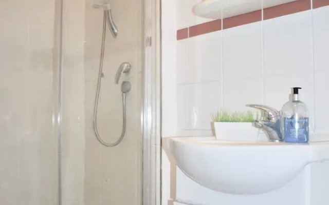 Central 1 Bedroom Apartment With Lively Decor