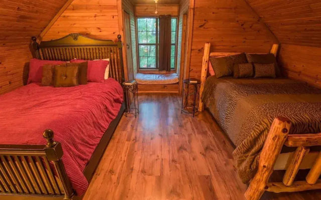 Mountain Bear Lodge Includes Roku TV, Wifi, Hot Tub, and BBQ by Redawning