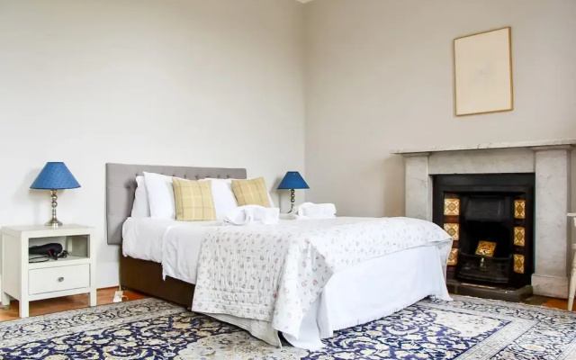 3 Bedroom Flat In Edinburghs New Town