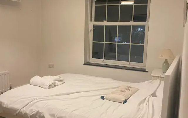 4 Bed Flat - Sleeps 10 - Pets - Parking