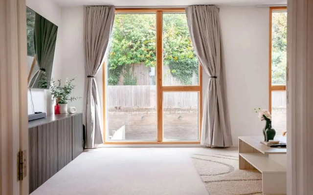 Perfect Booking Large Home With Driveway Parking