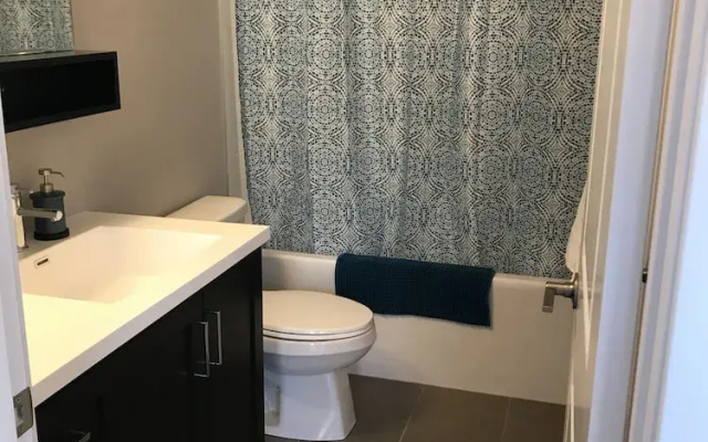 Upscale Lake View Town Home