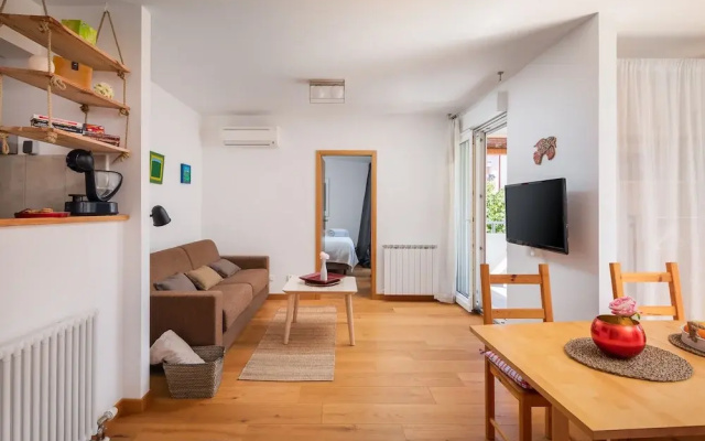 Modern apt With Terrace 4 min Walk to the Beach