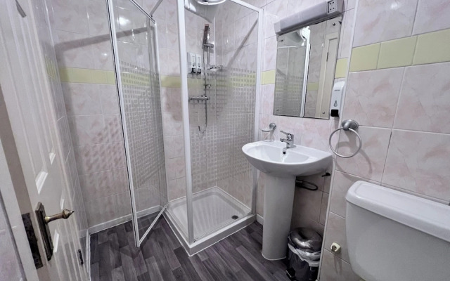 All Seasons Gatwick Guest House