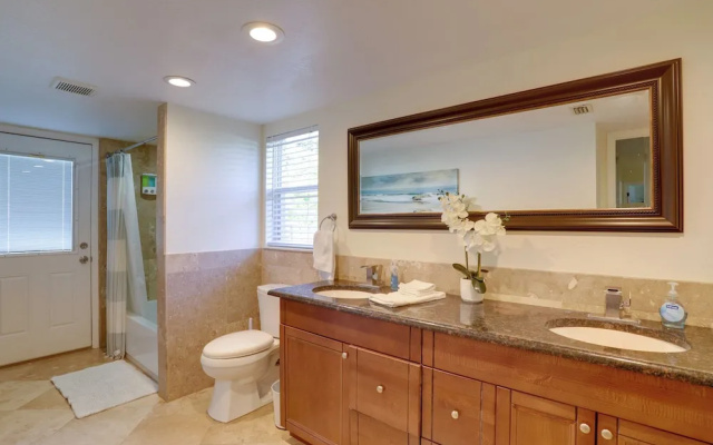 Spacious Largo Retreat: Private Pool & Yard!