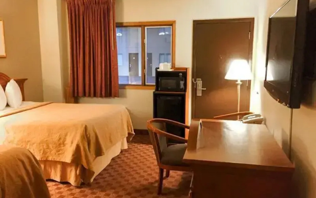 Badlands Inn & Suites