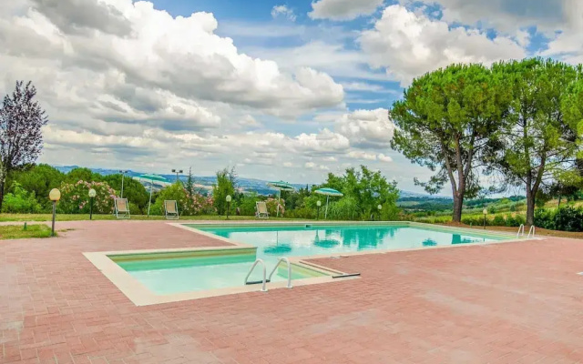 Spacious Tuscany Retreat