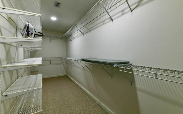 Modern Houston Townhome: 5 Miles to Downtown!