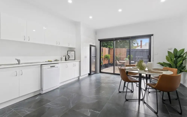 Sleek 2-bed Terrace Near Local Parks