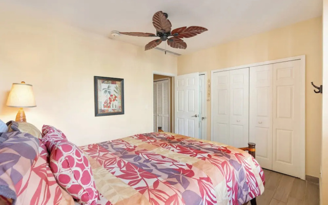 Luxe! Impressively designed 2nd-floor unit in Coco done in red and orange hues