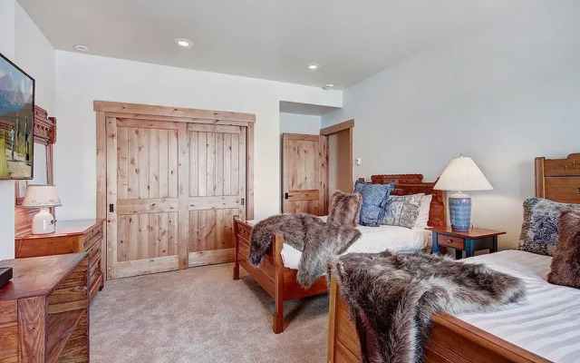 Gold Run Getaway 5 Bedroom Home by RedAwning