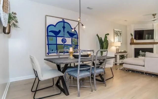 Luxury Three Bedroom Townhome Near Cary