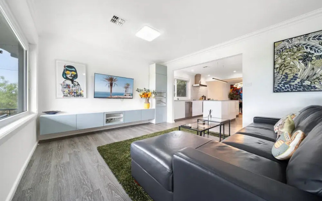 4-bed Family Home With Spacious Backyard and BBQ
