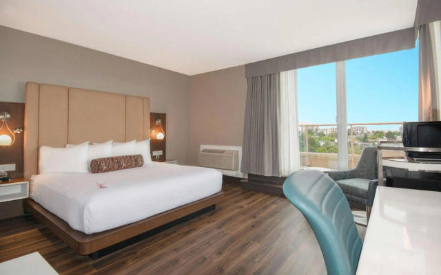 Coast Victoria Hotel & Marina by APA