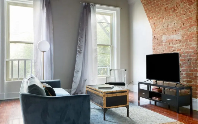 Charming Central Business District Studios by Sonder