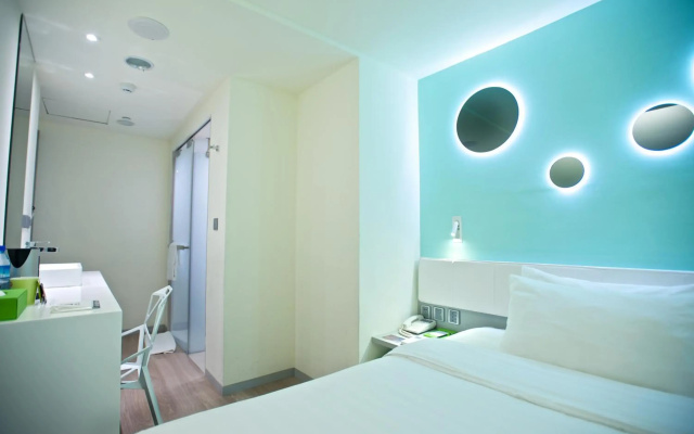 FX Hotel Kaohsiung Zhonghua Road Branch