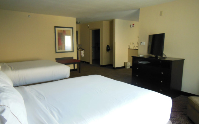 Holiday Inn Express & Suites Washington - Meadow Lands by IHG