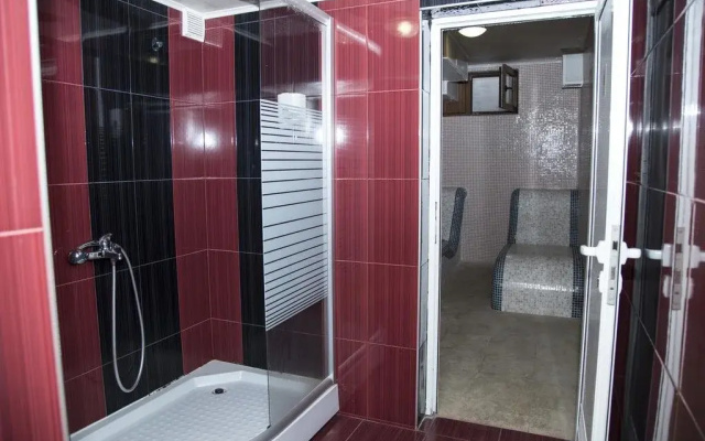 Hotel Emaly Green