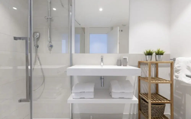 Stylish Apartment With Large Terrace in Higueron