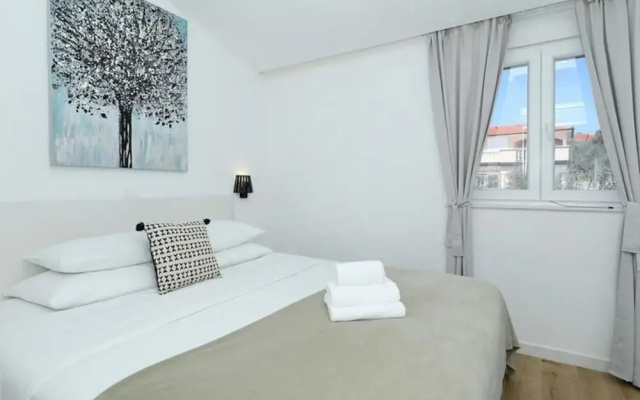 Apartment in Ugljan With Beach and Pool