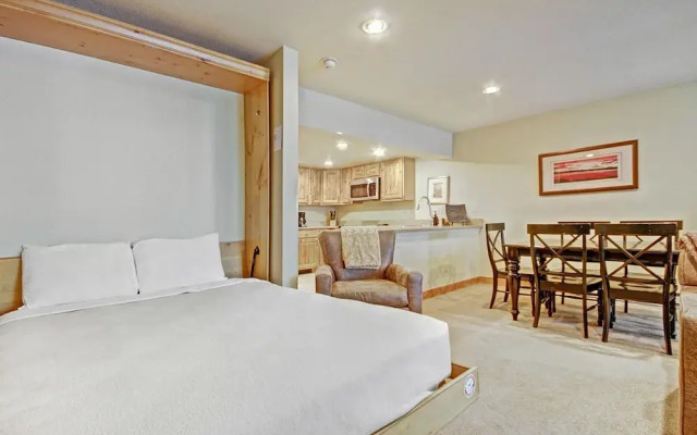 Beautiful Ski-In Ski-Out Condo, Great Location - CM244 by RedAwning
