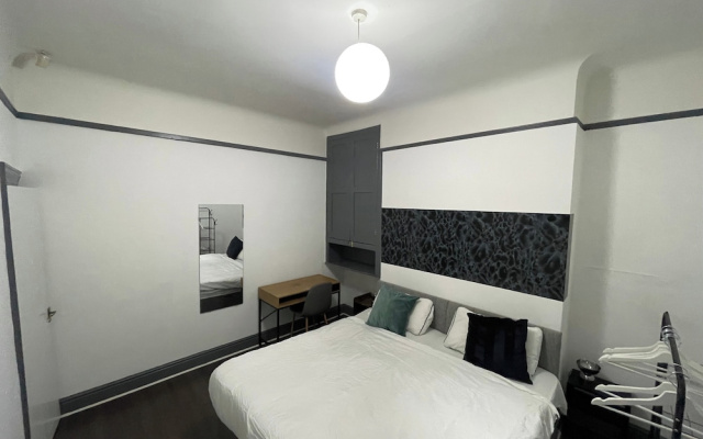 Large 4-bed Home, Free Parking, Near City Center