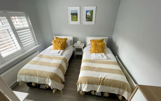 Large family Bungalow, parking & Bike Store BPW
