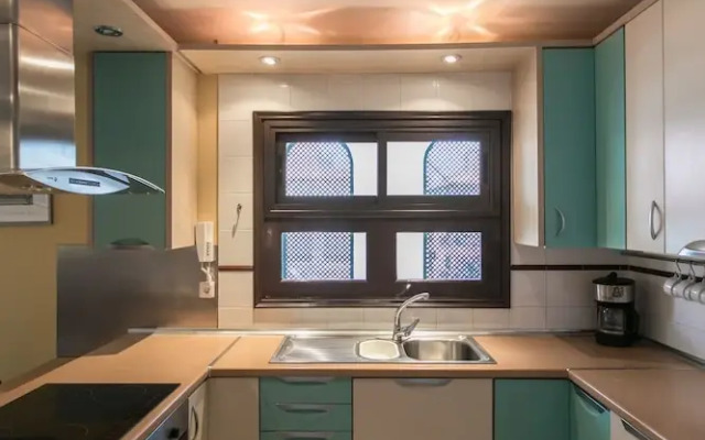 The Midpoint Apartment, Coastal Life Between the Two Beaches