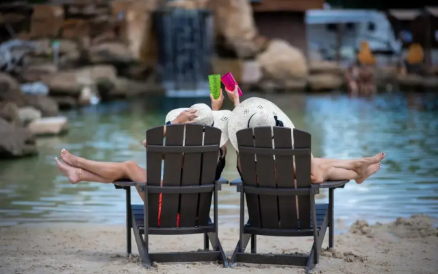 Natura Vue Resort & Boathouse