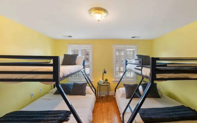Beautiful & Huge House w/ grill & foosball table by CozySuites