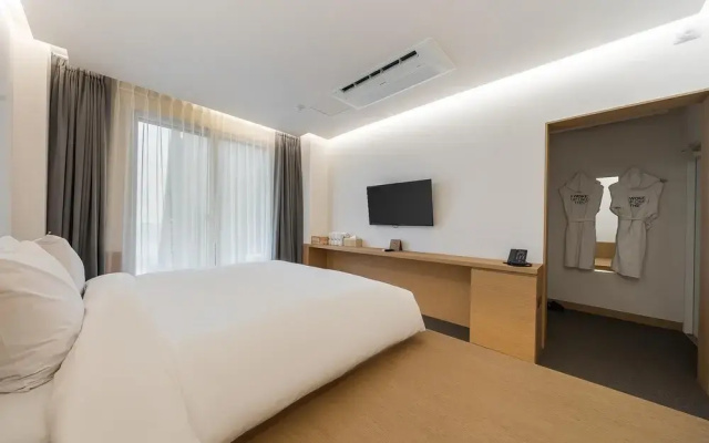 Bluefrog Hotel