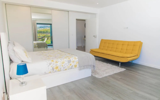 House - Sleeps 3, Free Parking, Garden & Jacuzzi