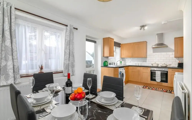 Refurbished 4-bed Family Home-near Central London