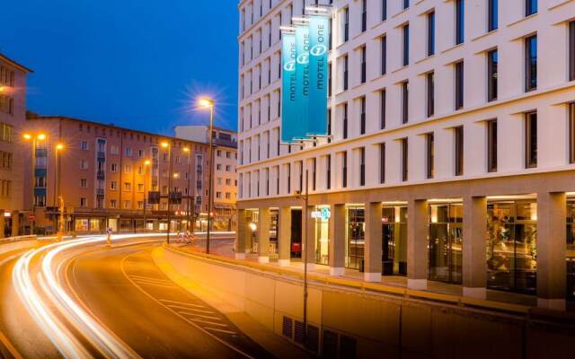Отель Motel One Frankfurt-Römer вид на фасад