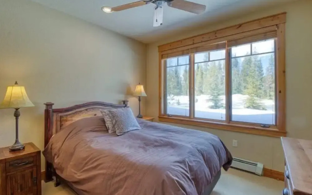 Private Family Friendly 2 Bedroom Townhome Located in East Keystone With Access to Free Shuttle Service