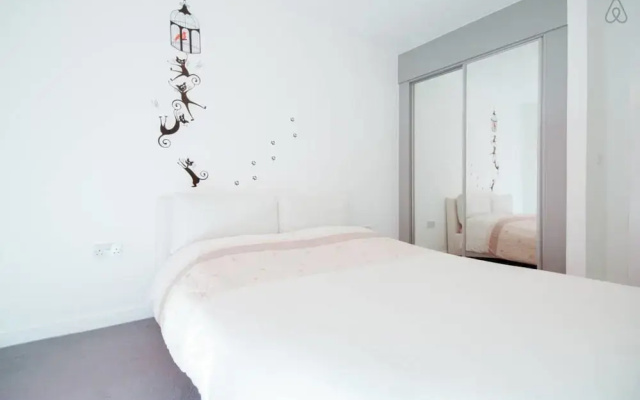 Bright 1BR Flat - 10 min Canary Wharf