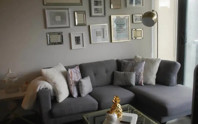 Beautiful 1BR Condo King Street West