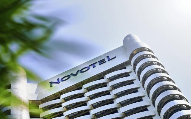 Отель Novotel Kuala Lumpur City Centre Малайзия, Куала-Лумпур - отзывы, цены и фото номеров - забронировать отель Novotel Kuala Lumpur City Centre онлайн вид на фасад