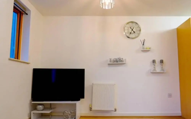 East London 1-bed Apt, Sleeps 2, 7 Mins to Station