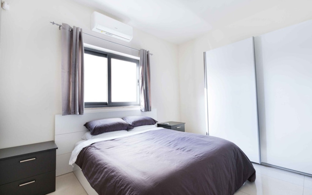 Modern 3BD Apartment with Wide Balcony