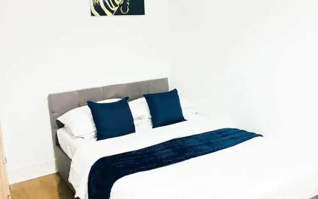 Convenient Home - Sleeps 6 - Parking - Garden
