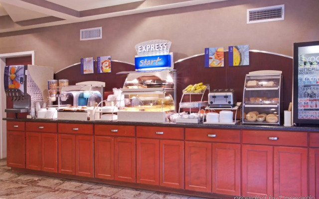 Holiday Inn Express & Suites Alexandria by IHG