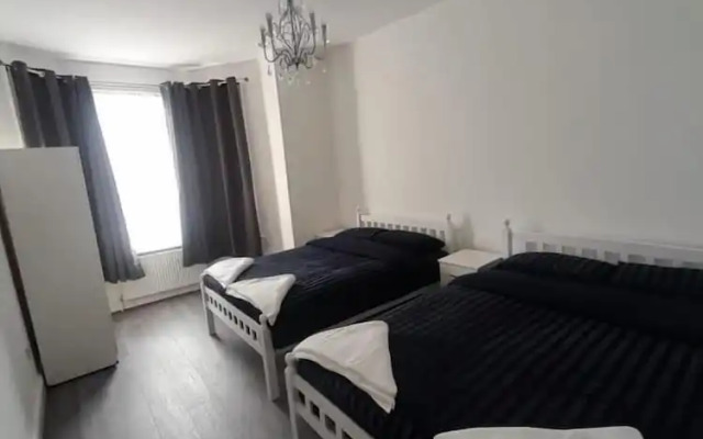 Rayan's Lodge Stratford London by OYO
