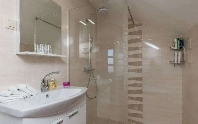 Apartment Cetinic - Two Bedroom Apartment With Terrace and Sea View