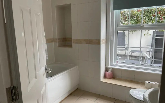 Spacious 2-bed Apartment With Free Parking