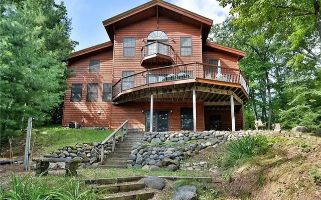 Round House on Round Lake