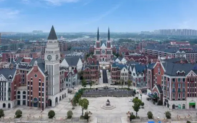 Starway Hotel (Wuhu Fantawild Roland Town)