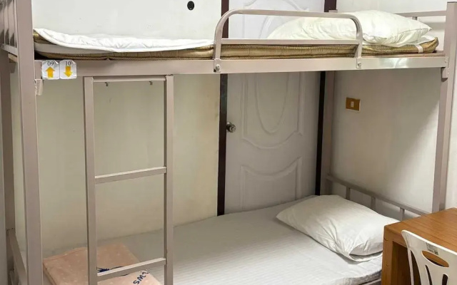 OYO 75577 Palace Hostel